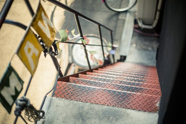 「大正駅から小走り1分。急階段の上のカレー屋」という広告に偽りナシな急階段の上にある。小走り1分かどうかは現場でご確認あれ