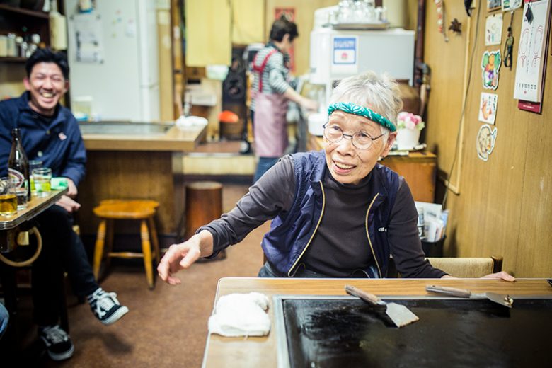 店主のひろさん。ハチマキではなくバンダナだと主張するも、「ねじって巻いたらハチマキや」と若い子に言われて納得したんだとか