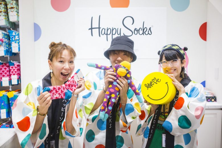 『Happy Socks』のハッピーにちなんで、オリジナルの法被（はっぴ）に身を包む愉快なスタッフさん