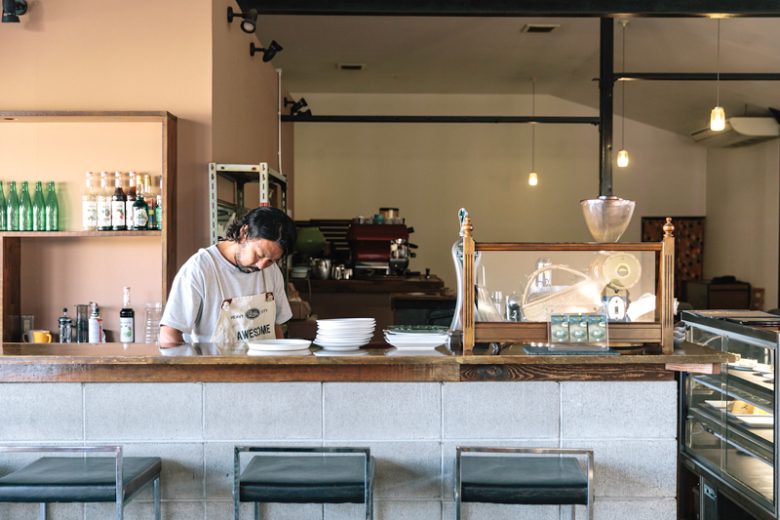 店主の八川さんは生粋の尼崎ボーイ。サーフィンが大好きで、休日に海に出かけては波乗りを楽しんでいる