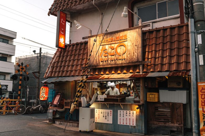 夕暮れ時になると、『たこまる』の大きな看板に温かな光が灯る。下町情緒あふれるムードがこれまた素敵。