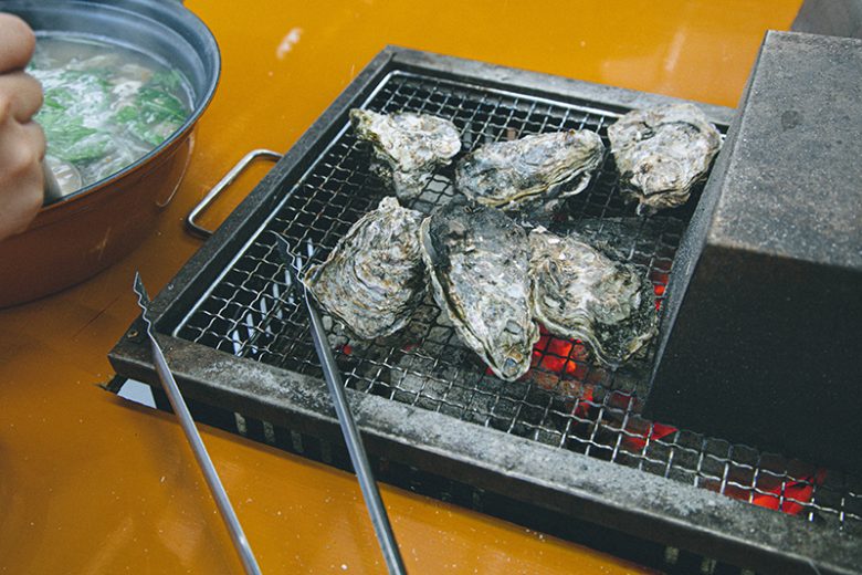 焼き牡蠣はセルフで。殻剥くのに苦戦して、さっきの打ち子さんの凄さをより感じた瞬間でした