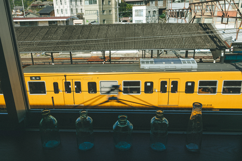 駅の2Fにあるホステルなので、ホームに入る電車も眺めることが出来る。駅の山側の風景も趣があって良きです