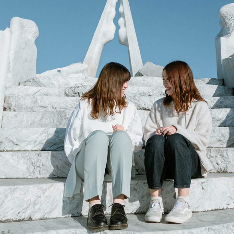 カワイイ写真を撮るため旅行に来てた女子たちを逆に撮影。服と背景がマッチしてます