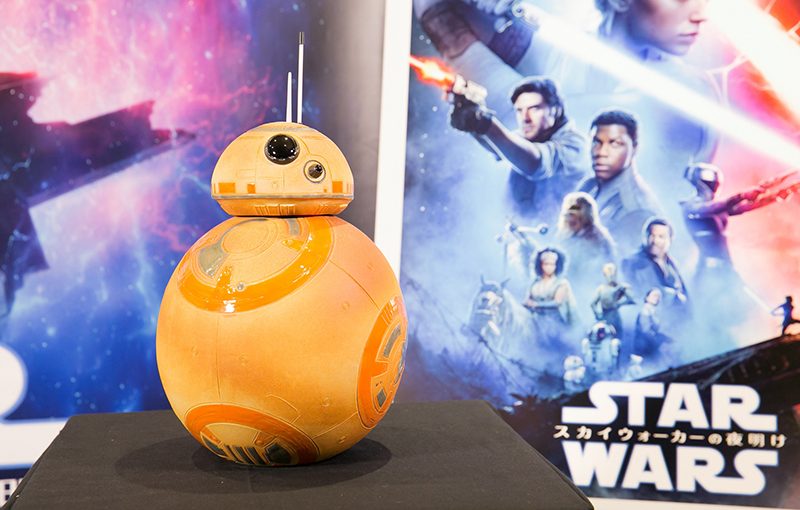 あまりにも見事な出来映えの信楽焼 “BB-8”スターウォーズ完結編公開を前に梅田に出現!?