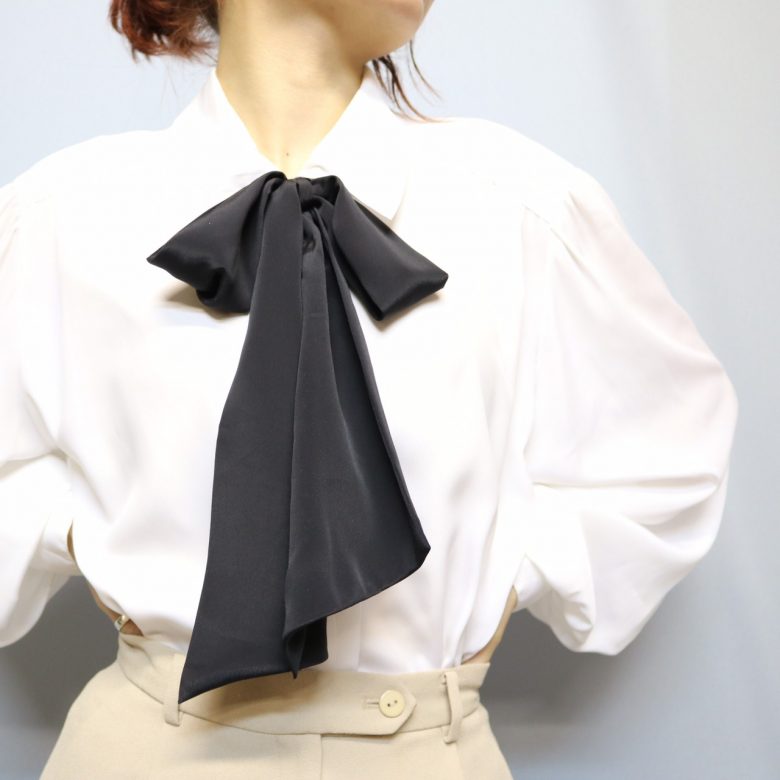 ribbontie blouse ¥4,800-