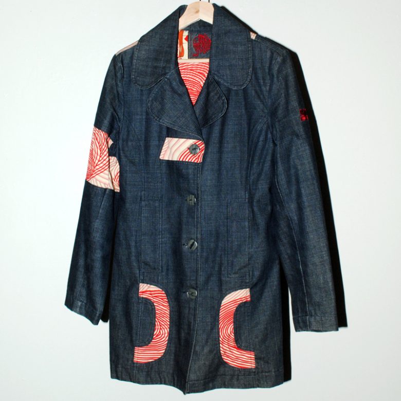 00s 『YO SUSHI』 Denim Long jacket ¥12,000(+TAX)<br />
90年代からスタートしたロンドン発の開店寿司レストラン『YO SUSHI!』2000年頃に発売されたアパレルラインのデニムジャケット