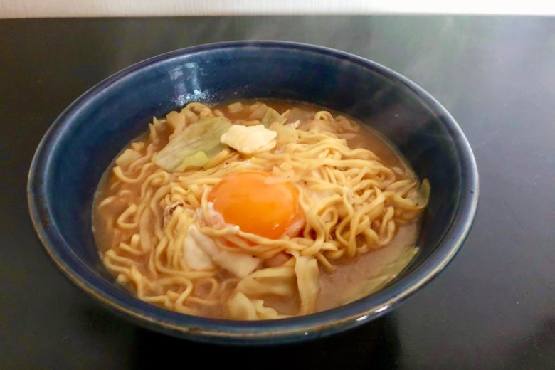 <strong>アラ吉</strong><br />
特性味噌ラーメン。袋麺の中で一番好きな、マルちゃん正麺の味噌味。ベーコンとキャベツを炒めたフライパンにそのまま麺とスープを入れて作るスタイルです。