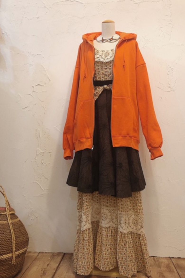 ＊Lee big hoodie<br />
＊ vintage long one-piece<br />
＊ vintage circular skirt<br />
