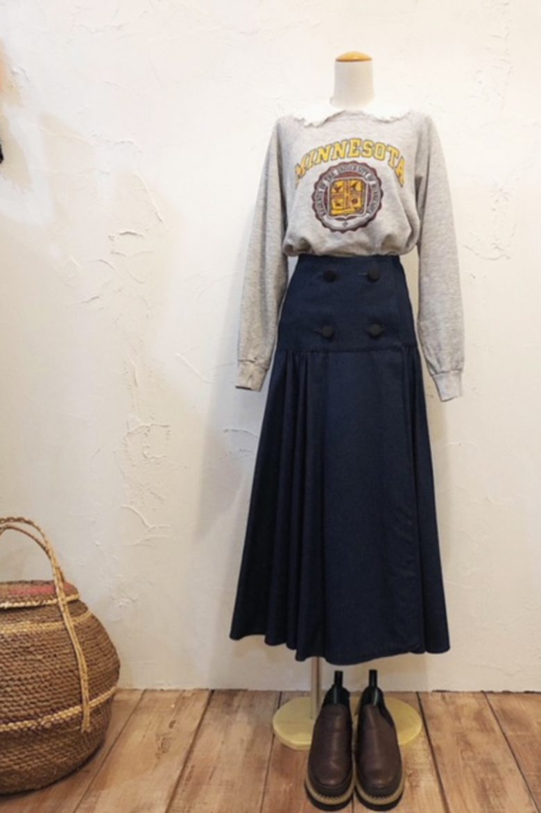 ＊ vintage  sweat<br />
＊blouse<br />
＊ vintage  denim skirt