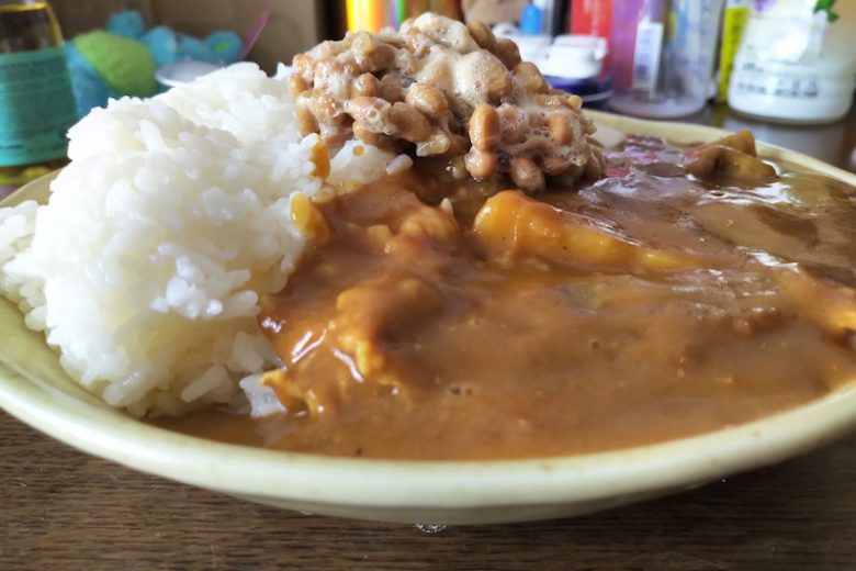 <strong>村龍</strong><br />
ほとんど外食でしか食べないカレー。コロナの影響もあり自分で作りました。実家の味がバーモンドカレーの甘口を使っていたので忠実に再現。トッピングには、発芽玄米入りの納豆を添えました。