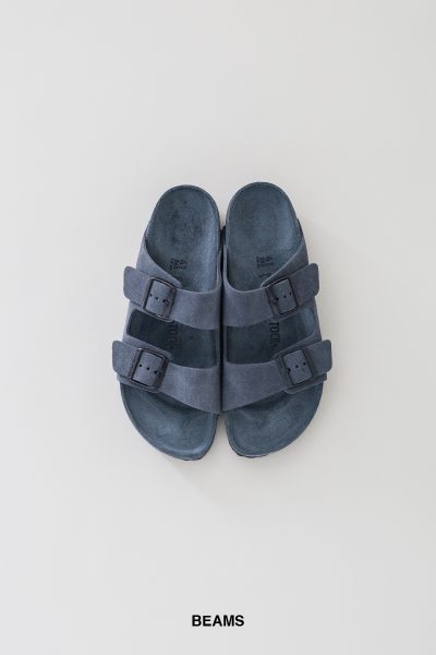 【BIRKENSTOCK × BEAMS】<br />
<br />
＜ビルケンシュトック＞を代表するモデル「アリゾナ」のエクスクルーシヴモデル。全体を同系色で統一し、スエードをフットベット部分にも巻いてしまうエクスクイジット仕様に。トーナルとミディアムグレーの2色展開。 ￥20900 / ビームス ストリート 梅田