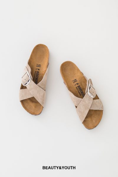 【BIRKENSTOCK × BEAUTY&YOUTH】<br />
<br />
＜ビルケンシュトック＞の中でもエレガントなシルエットの「シエナ」を別注したモデル。バックルにシルバーのビッグバックルを採用し、フットベッドをアッパーと同系色に変更。モダンなデザインへとアップデート! ￥16000 / ビューティー&ユース 心斎橋店