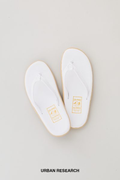 【ISLAND SLIPPER×URBAN RESEARCH】<br />
<br />
＜アイランドスリッパ＞ならではのスウェード生地ではなく、光沢感のある上質なレザーを採用し、より都会的な印象となった一足。ブランドならではのクッション性の高さで、長時間疲れにくいのもポイントだ。￥16000+tax / アーバンリサーチ ルクア イーレ