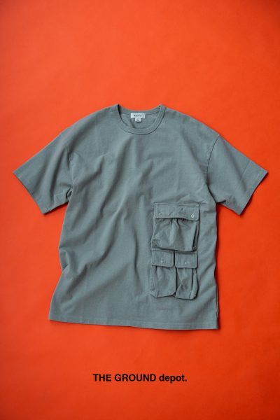 【tone×THE CROUND depot】<br />
<br />
滑らかな肌触りの長繊維綿を使用したコラボTシャツ。ワンウォッシュのタンブラー仕上げで、洗濯による縮みが少なく、ガシガシ使えるのも嬉しい。フロントには大小様々なポケットを配しているので、バッグ要らずなのもポイント。￥13000+tax / グラウンド デポ